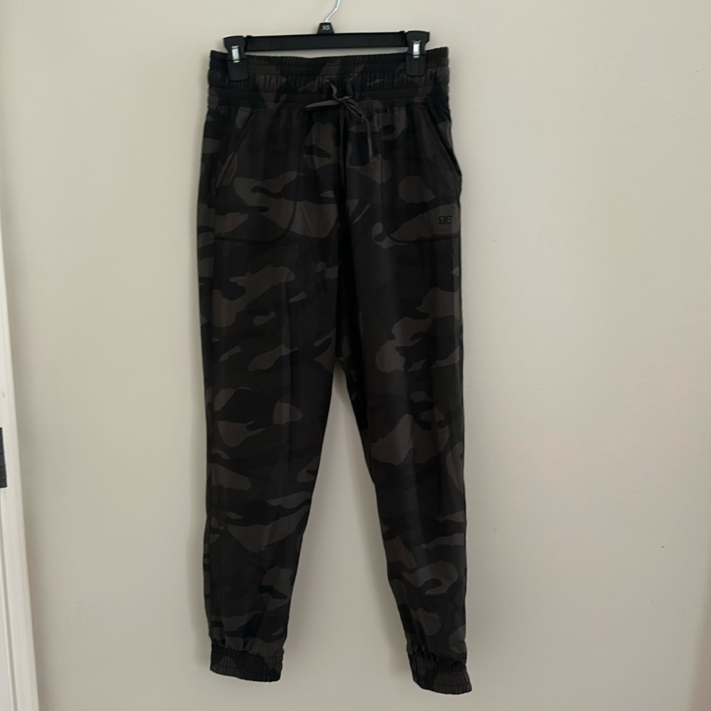 Albion Women Destination Joggers camo print.